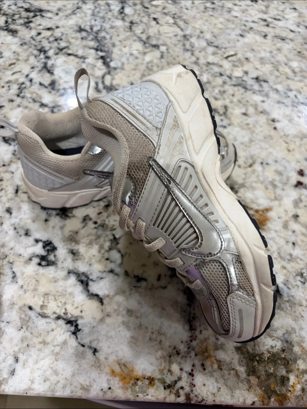 Nike Kids' Sz2.5 Vomero gray chrome Velcro & Lace Sneakers